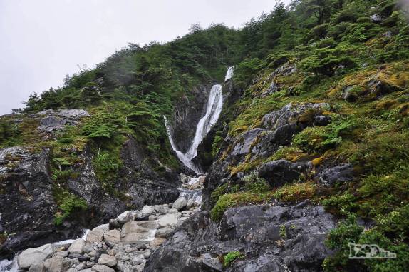 Com a chuva, pequenas cachoeiras aparecem no caminho, no 2o dia do W, no parque nacional Torres del Paine, no sul do Chile